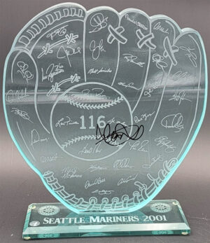 ICHIRO 2001 SEATTLE MARINERS 2001 COMMEMORIATIVE 116WINS TROPHY 　イチロー証明書＆ホログラム付き