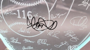 ICHIRO 2001 SEATTLE MARINERS 2001 COMMEMORIATIVE 116WINS TROPHY 　イチロー証明書＆ホログラム付き - 画像 (2)