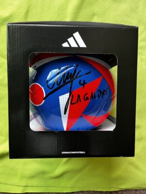 吉田麻也選手＃4＆山根視来選手＃2　MLS LA GALAXY　W直筆サインアディダスサッカーボール - 画像 (3)
