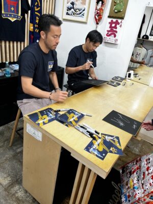 吉田麻也選手＃4＆山根視来選手＃2　MLS LA GALAXY　W直筆サインブラッグ色紙 - 画像 (2)