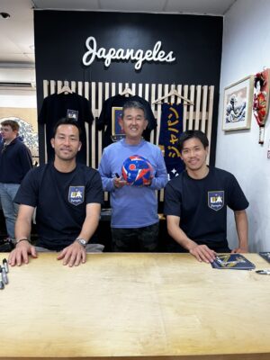 吉田麻也選手＃4＆山根視来選手＃2　MLS LA GALAXY　W直筆サインアディダスサッカーボール - 画像 (5)