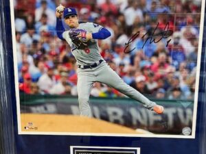 キケヘルナンデス♯8 Enrique Hernandezドジャース直筆サイン16x20フォト豪華額装品 PSA鑑定ホログラム証明付き