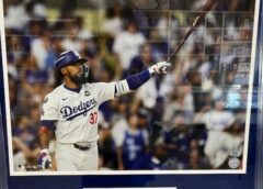 テオスカーヘルナンデス　TEOSCAR HERNANDEZ　ドジャース直筆サイン16x20フォト豪華額装品 PSA鑑定ホログラム証明付き