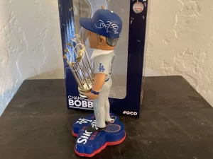 デーブロバーツ監督Dave Roberts#30 直筆サイン入り2024ワールドシリーズチャンピオンボブルヘッドFOCO MLBホログラム付き