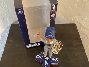 デーブロバーツ監督Dave Roberts#30 直筆サイン入り2024ワールドシリーズチャンピオンボブルヘッドFOCO MLBホログラム付き