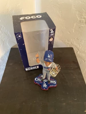 デーブロバーツ監督Dave Roberts#30 直筆サイン入り2024ワールドシリーズチャンピオンボブルヘッドFOCO MLBホログラム付き