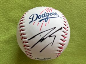 タイラーグラスノー＃31 TYLER GLASNOW ドジャース直筆サインドジャースロゴMLB公式ボール