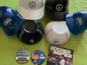 ドジャース 2025 &26ワールドシリーズ優勝記念ドジャースミニヘルメット2個＆ドジャース球場限定フードボウル4種＆ピン2種＆インサイダーブック4冊豪華セット送料無料！