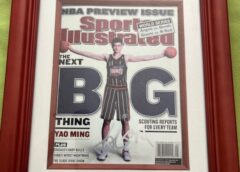 ヤオ・ミン 姚明・Yao Ming＃11直筆サイン ヒューストンロケット 2002スポーツイラストレイテッドマガジン額入り