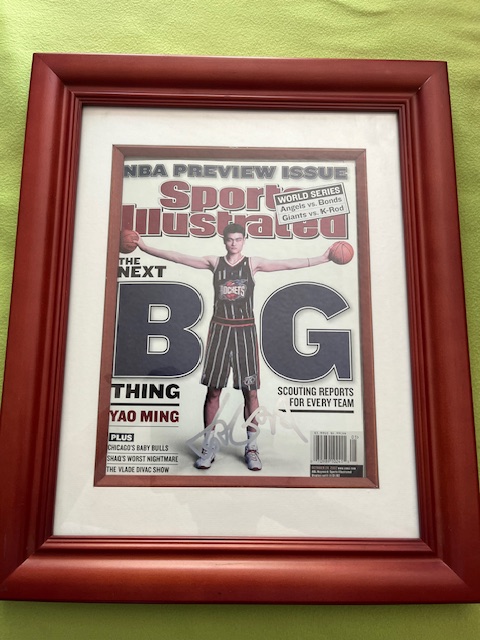 ヤオ・ミン 姚明・Yao Ming#11直筆サイン ヒューストンロケット 2002スポーツイラストレイテッドマガジン額入り