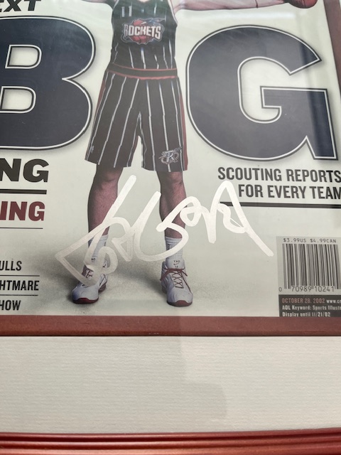 ヤオ・ミン 姚明・Yao Ming#11直筆サイン ヒューストンロケット 2002スポーツイラストレイテッドマガジン額入り - 画像 (2)